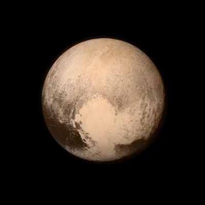 ニューホライズンズ探査機から見た冥王星、2015年。 作： NASA Images