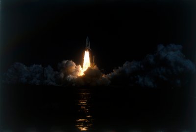 スペースシャトル「コロンビア」が離陸、ケネディ宇宙センター、メリット島、フロリダ、米国。 作： NASA Images