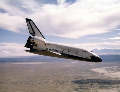 スペースシャトル、1981年。 作： NASA Images