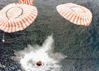 アポロ15号カプセルは、パラシュートの失敗にもかかわらず、安全に着陸しました（1971年中太平洋）。 作： NASA Images