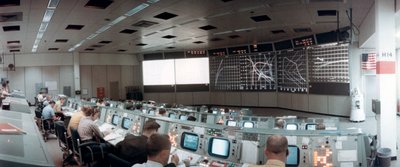 アメリカ、テキサス州ヒューストンのミッションコントロールセンターのミッションオペレーションコントロールルーム、1971年。 作： NASA Images