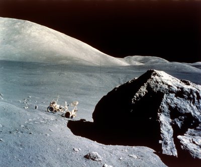ローバーは、月面の巨大な岩によって矮小化されています。アポロ 17 号のミッション、1972 年 12 月。 作： NASA Images