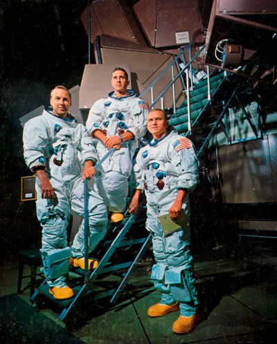 1968年、シミュレータの前に立つアポロ8号の乗組員。 作： NASA Images