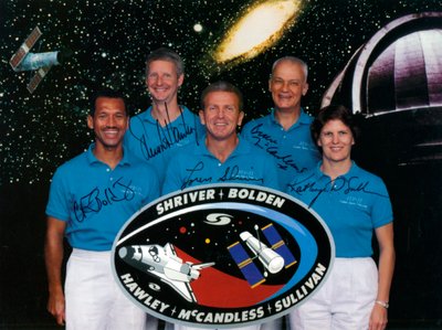 スペースシャトルミッションSTS-31、1990年の乗組員。 作： NASA Images