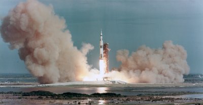 1971年に米国フロリダ州ケネディ宇宙センターにあるアポロ15号のリフトオフ。 作： NASA Images
