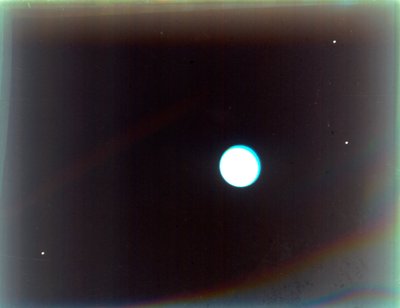 天王星と衛星ミランダ、アリエル、ウンブリエル、ボイジャー 2 号、1986 年 1 月 24 日。 作： NASA Images