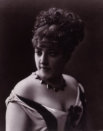 女性の肖像画。 デコルテをつけた女性の顔とハート型のペンダントのネックレス 作： studio of Nadar