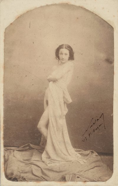 [ドレープ立っているヌード]、1856-59。 作： Nadar