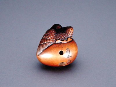 卵から出てくるカラスを描いた根付 1840年頃（木製）（正面図は194417参照） 作： Nambokusai Nambokusai