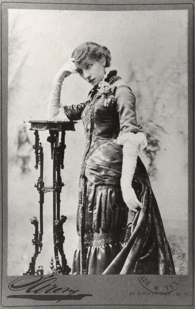 アメリカで撮影されたサラ・ベルナール（1844-1923）の肖像（モノクロ写真） 作： Napoleon Sarony