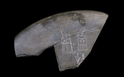 刻まれた石器の断片、紀元前3285年頃（彫刻されたシルト岩） 作： Naqada I Period Egyptian