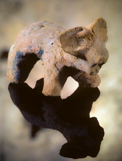 カタル・フユクから出土した象に似た哺乳類の新石器時代の粘土彫刻 作： Nathan Benn