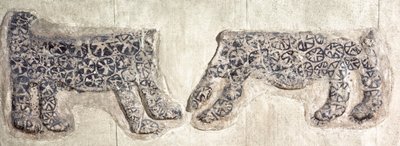 アナトリア中央部のカタル・フユクで発掘された新石器時代のヒョウの壁画装飾 作： Nathan Benn