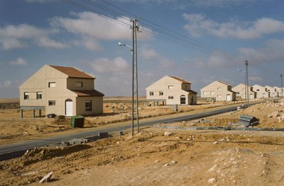 砂漠のモシャヴ・ニザナことモシャヴ・カデシュ・バルネアのイスラエル人入植者のための新しい住宅 作： Nathan Benn