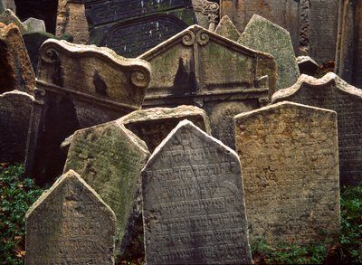 プラハ旧市街のユダヤ人地区、ヨセフォフにある旧ユダヤ人墓地の墓石。 作： Nathan Benn