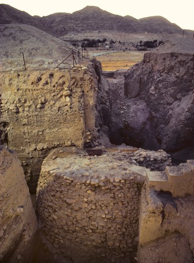 新石器時代のエリコ遺跡のトレンチ 作： Nathan Benn