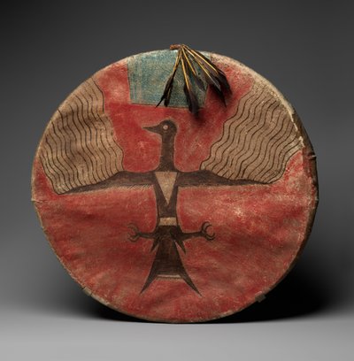 盾、1885年頃（なめし革、顔料、木、羽毛） 作： Native American
