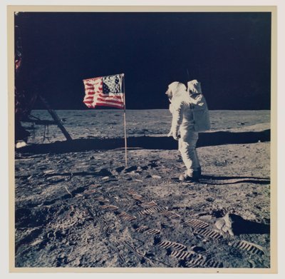 バズ・オルドリンと月面のアメリカ国旗 作： Neil Armstrong