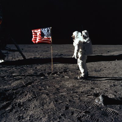 バズ・オルドリンと月面の米国旗、1969 年。 作： Neil Armstrong