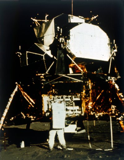 月面の月着陸船のそばにいるバズ・オルドリン、アポロ II ミッション、1969 年 7 月。 作： Neil Armstrong