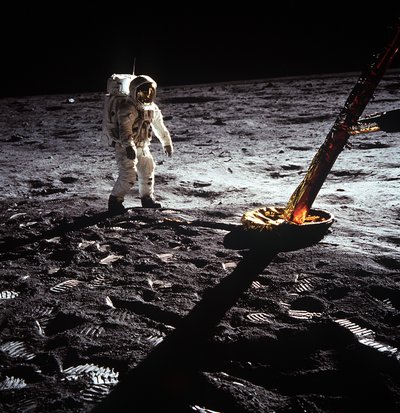 月着陸船の足元に立つバズ・オルドリン、アポロ II ミッション、1969 年 7 月。 作： Neil Armstrong