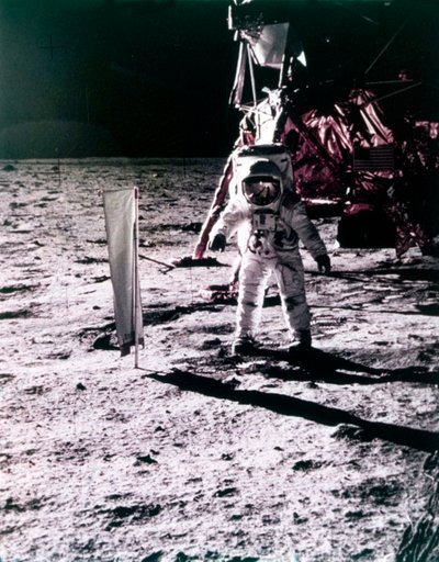 1969 年 7 月のアポロ 11 号ミッションで月面に太陽風コレクターを展開するバズ オルドリン。 作： Neil Armstrong