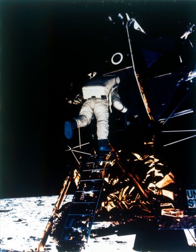 1969 年 7 月、アポロ II ミッションの月着陸船から降下するバズ オルドリン。 作： Neil Armstrong