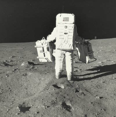 初期のアポロ科学実験パッケージのコンポーネントを搭載した月面のバズ・オルドリン、1969年。 作： Neil Armstrong