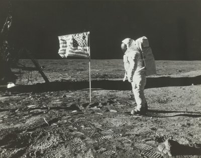 1969年、アメリカ国旗との月のバズ・アルドリン。 作： Neil Armstrong