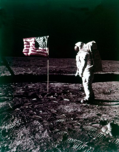 1969年7月、月面のアメリカ国旗の横に立つバズ・オルドリン。 作： Neil Armstrong