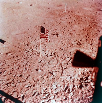 1969 年 7 月、アポロ 11 号の月面に掲げられた米国旗。 作： Neil Armstrong