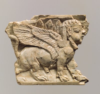 スフィンクスで浮き彫りに彫られた家具の飾り額、紀元前9〜8世紀（象牙） 作： Neo Assyrian