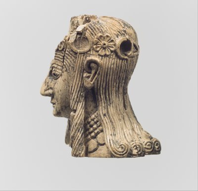 女性像の頭、紀元前8世紀から7世紀（象牙） 作： Neo Assyrian