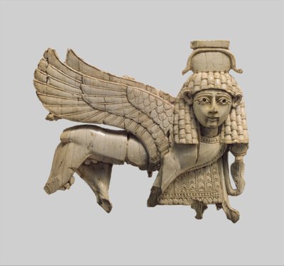 歩き回るスフィンクスのある透かし彫りのプラーク、紀元前9〜8世紀頃（象牙） 作： Neo Assyrian