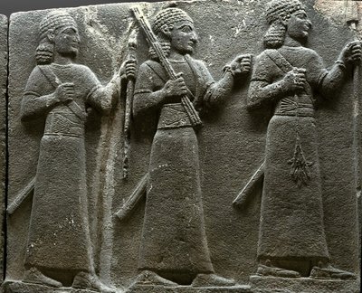 トルコの石からのヒッタイトの裁判所職員を描いたレリーフ 作： Neo Hittite