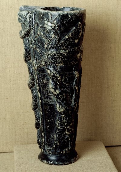 シュメール文明：グデア王子（紀元前2141～2122年）のステアタイト製のリベレーションベース。龍や蛇の装飾が施されています。寸法23 cm パリ、ルーヴル美術館（Musee du Louvre 作： Neo Sumerian Neo Sumerian
