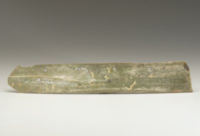 収穫用ナイフ（hu）、Qijia Culture、c.2500-2000 BC（ヒスイ） 作： Neolithic Period Chinese School