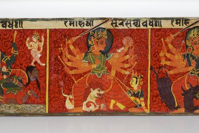 Devimahatmya原稿カバーの詳細（木材に不透明なトイレ） 作： Nepalese School