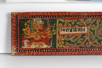 Devimahatmya原稿カバーの詳細（木材に不透明なトイレ） 作： Nepalese School