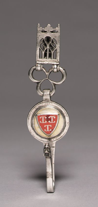 クラヴァンディエ（ベルトフック）」1400年頃（銀、金メッキ銀、シャンルベ・エナメル 作： Netherlandish School