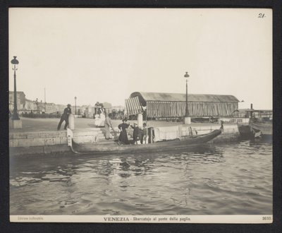 ヴェネツィアのポンテ・デッラ・パーリアの桟橋に沿ったゴンドラ ヴェネツィア - Sbarcatojo al ponte della paglia (オブジェクトのタイトル) 作： Neue Photographische Gesellschaft