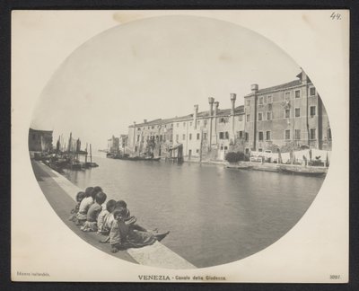 ベニスの運河沿いの波止場にいる子供たち ヴェネツィア - Canale della Giudecca (オブジェクトのタイトル) 作： Neue Photographische Gesellschaft