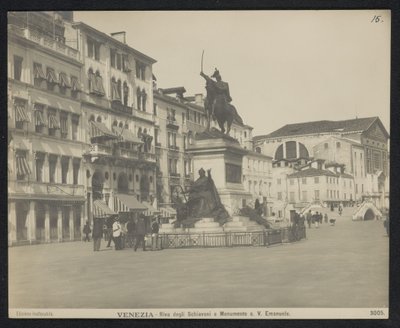 Riva degli Schiavoni te Venetië, met een ruiter standbeeld van Victor Emmanuel II van Italië ヴェネツィア - リーヴァ デッリ スキアヴォーニとモニュメント。 V. エマヌエーレ (オブジェクトのタイトル) 作： Neue Photographische Gesellschaft
