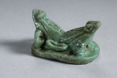 2つの結合したカエルのスカラボイド、18〜19世紀、紀元前1540〜1186年（ファイアンス）（下面については270367を参照） 作： New Kingdom Egyptian