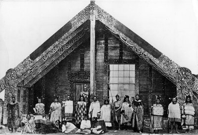 マオリの集会または集会所、1863-80年 作： New Zealand Photographer
