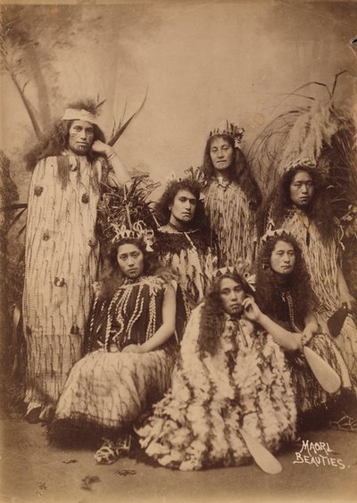 ニュージーランドのマオリ族の女性たち（モノクロ写真 作： New Zealand Photographer