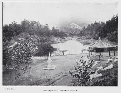 ニュージーランドのニュープリマス。New Plymouth Recreation Grounds（モノクロ写真 作： New Zealand Photographer