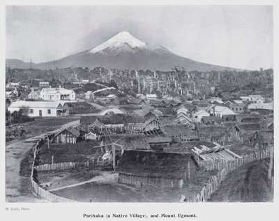 ニュージーランドのニュープリマス。パリハカ（先住民の村）とエグモント山（モノクロ写真 作： New Zealand Photographer