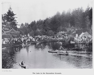 ニュージーランドのニュープリマス。レクリエーション・グラウンドの湖（モノクロ写真 作： New Zealand Photographer