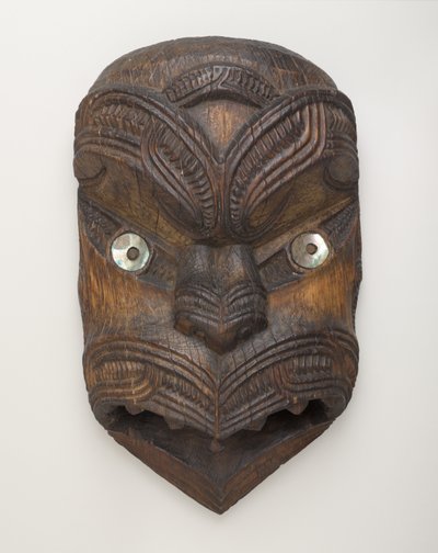 北島ギズボーンのゲーブルマスク（コルル）、1860年頃（木とパウア貝） 作： New Zealand School